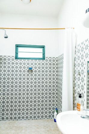 Comfort Duplex, Kitchen, Garden View | Bathroom | Shower, hair dryer, bathrobes, towels - Ganesha Home (Tepoztlán)