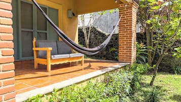 Comfort Duplex, Kitchen, Garden View | Terrace/patio