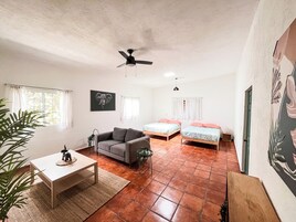 1 habitación, decoración personalizada y muebles diferentes 
