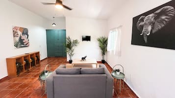 Dúplex Confort, cocina, vista al jardín | Área de sala de estar | Smart TV de 40 pulgadas con canales digitales y Netflix