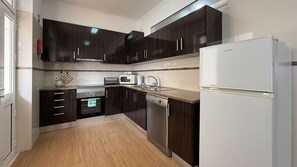 Jääkaappi, mikroaaltouuni, uuni, astianpesukone