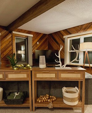 Interior - Charming Lakefront cabin w/ Jaccuzi (Peshtigo)