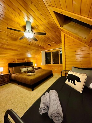 2 bedrooms, desk, iron/ironing board, free WiFi - Charming Lakefront cabin w/ Jaccuzi (Peshtigo)