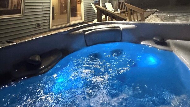 Una casa con jacuzzi y terraza.