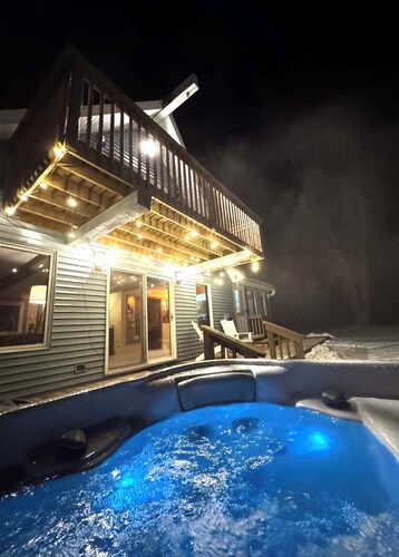 Charming Lakefront cabin w/ Jaccuzi