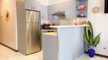 Geladeira, micro-ondas, cooktop, cafeteira/chaleira