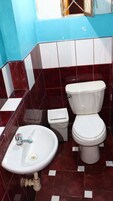Quarto casal clássico | Banheiro | Chuveiro, toalhas de banho, papel higiênico