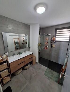 Dusche, Handtücher, Toilettenpapier