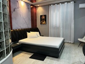 Quarto luxo, vista para o jardim | Frigobar, espaço de trabalho para notebook, roupa de cama