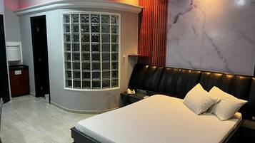 Quarto luxo, vista para o jardim | Frigobar, espaço de trabalho para notebook, roupa de cama