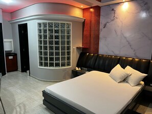 Quarto luxo, vista para o jardim | Frigobar, espaço de trabalho para notebook, roupa de cama