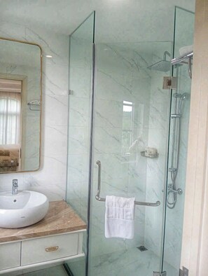 Deluxe Suite, Golf View | Bathroom - Skyline Hotel Phu Quoc (Phu Quoc)