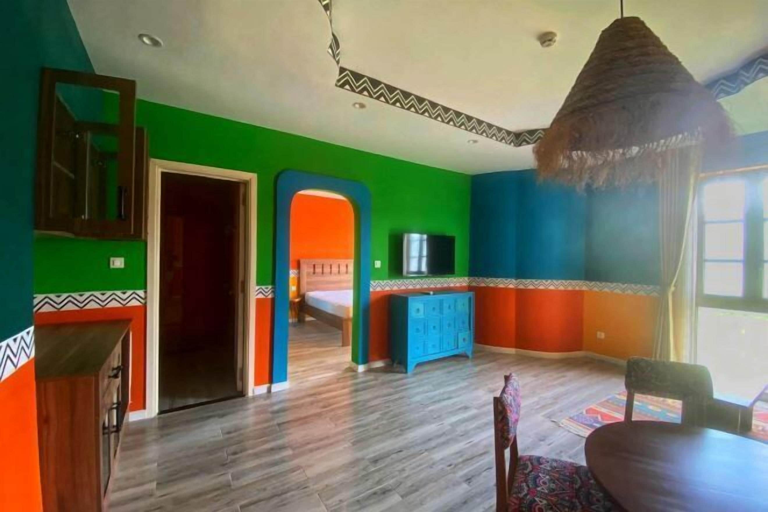 Minibar, escritorio y espacio para trabajar con laptop 