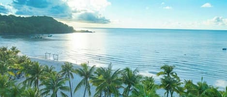 Beach nearby, free beach shuttle, sun-loungers, beach umbrellas
