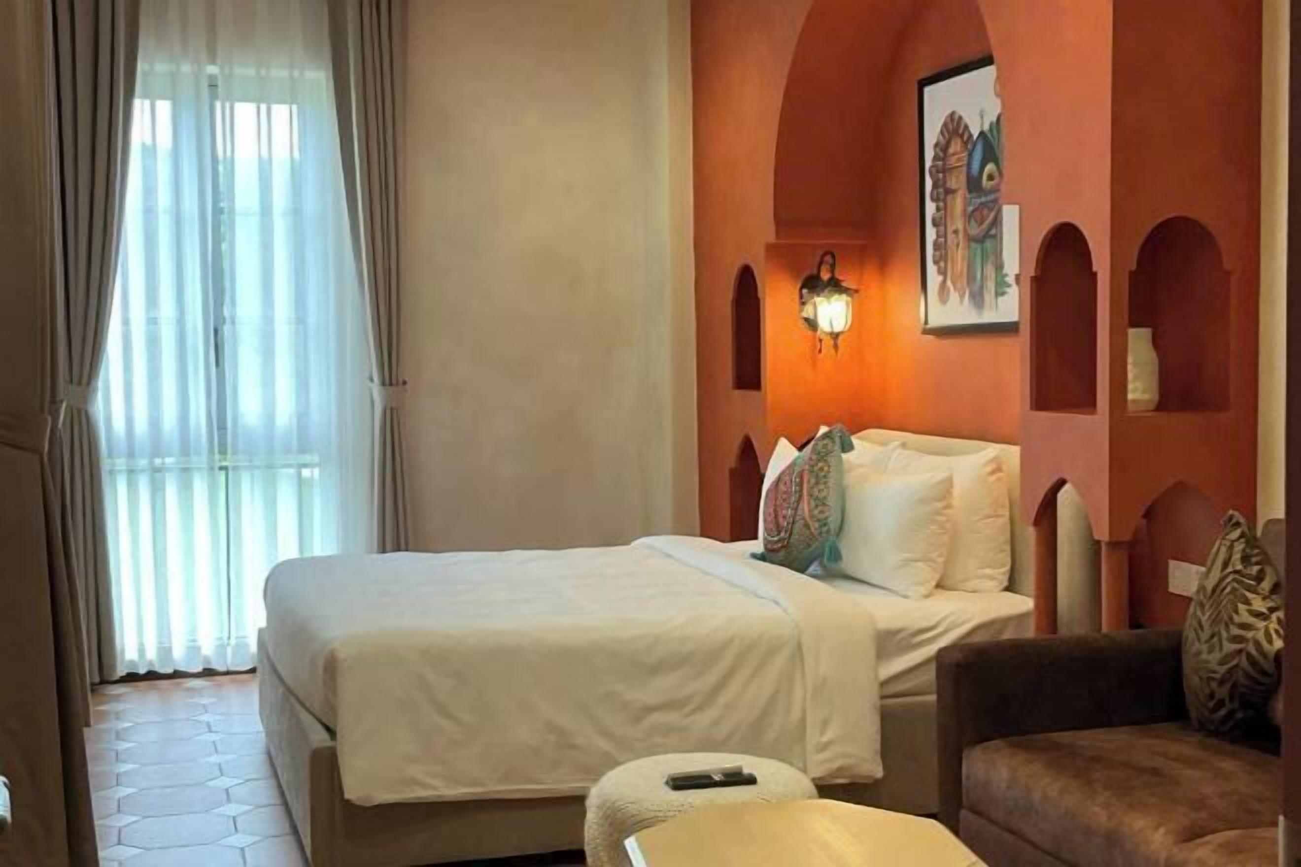 Minibar, skrivebord, skrivebord for bærbar PC og lydisolert