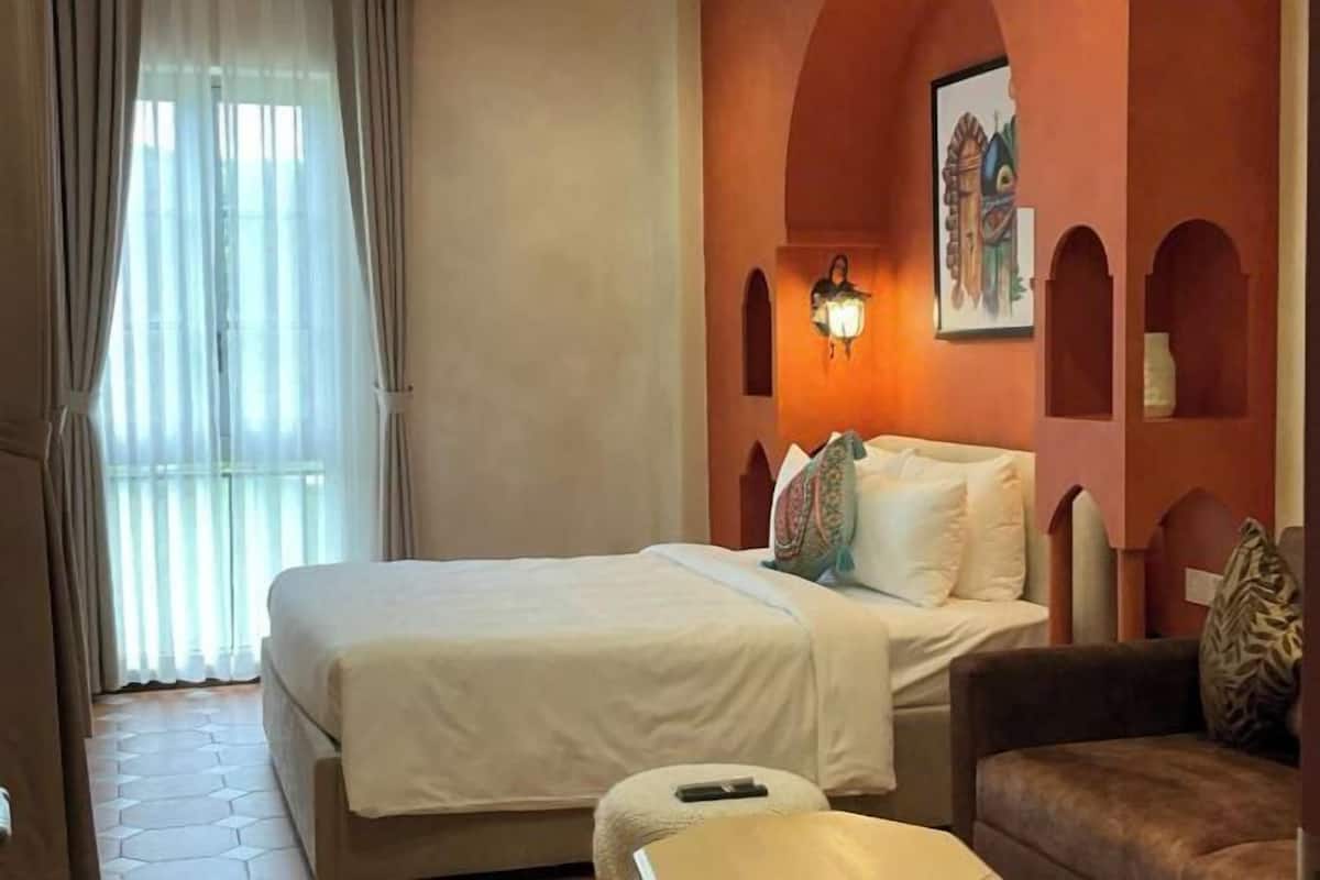 Minibar, skrivebord, skrivebord for bærbar PC og lydisolert