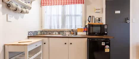 Een koelkast, een magnetron, een waterkoker, een broodrooster