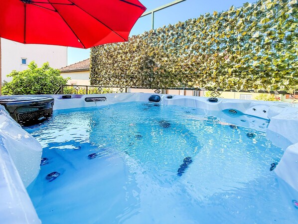 Outdoor spa tub