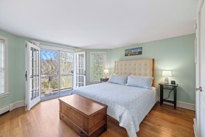 6 slaapkamers, een bureau, een strijkplank/strijkijzer, reisbedje