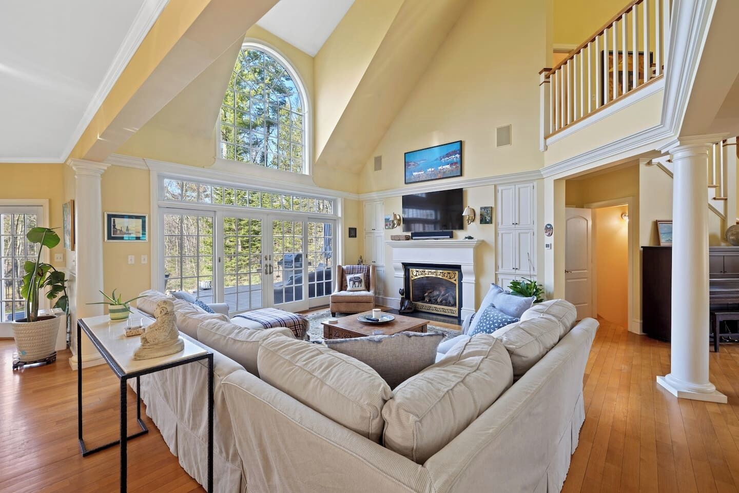 Smart-TV, Kamin, Bücher, Stereoanlage