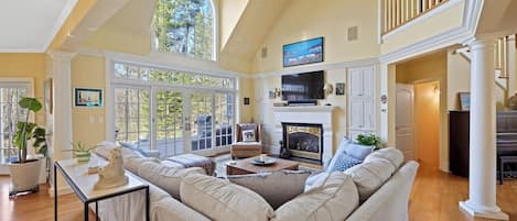 Smart-TV, Kamin, BĂŒcher, Stereoanlage