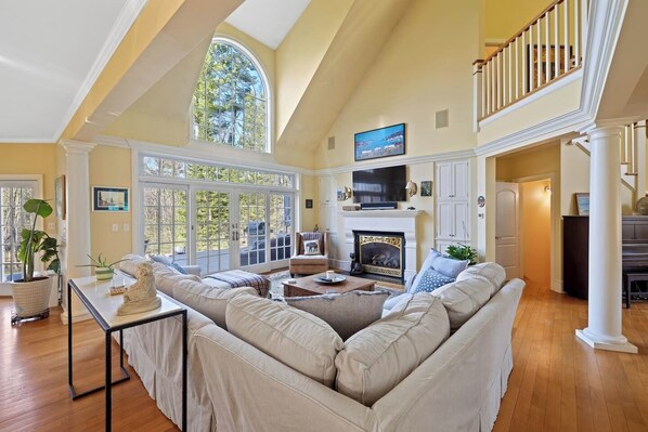 Smart TV, fireplace, books, stereo