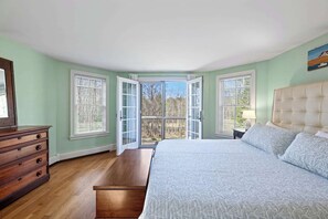6 bedrooms, desk, iron/ironing board, travel crib