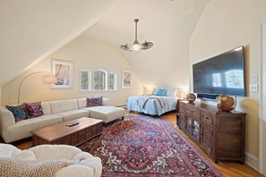 Smart-tv, een open haard, boeken en een stereo