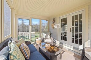 Smart TV, fireplace, books, stereo