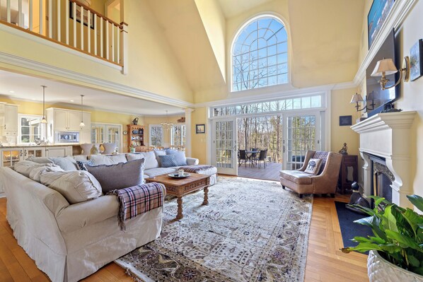 Smart TV, fireplace, books, stereo