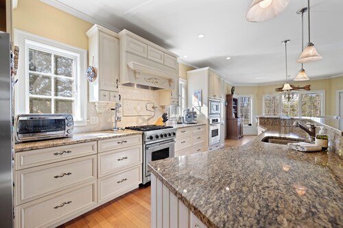 Riverfront Six Bedroom Home, fully-equipped for a memorable stay!