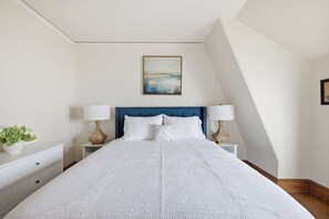 7 bedrooms, desk, iron/ironing board, travel crib