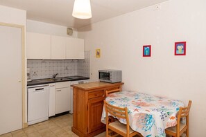 Jääkaappi, mikroaaltouuni, uuni, astianpesukone