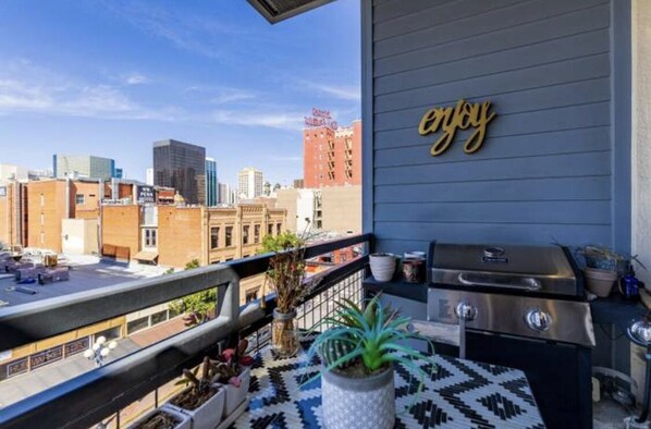 Outdoor dining - 5 Star Boho-Chic apt with parking Gaslamp downtown San Diego. GLAMOROUS! 5207418 (San Diego)