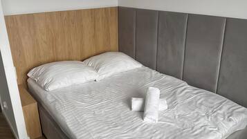 1 habitación, tabla de planchar con plancha, wifi y ropa de cama