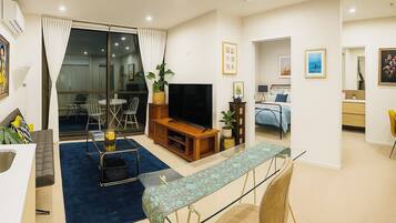 Appartamento Deluxe, vista giardino | Area soggiorno | Smart TV 55 pollici con canali digitali