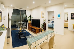 Deluxe Apartment, Garden View | Living area