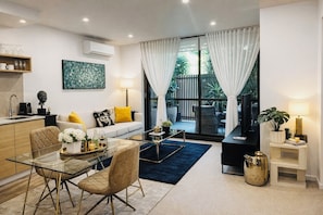 Kamar Single Eksekutif, 1 Tempat Tidur Queen, Bebas Asap Rokok, pemandangan kebun | 1 kamar tidur, setrika/meja setrika, dan Wi-Fi gratis