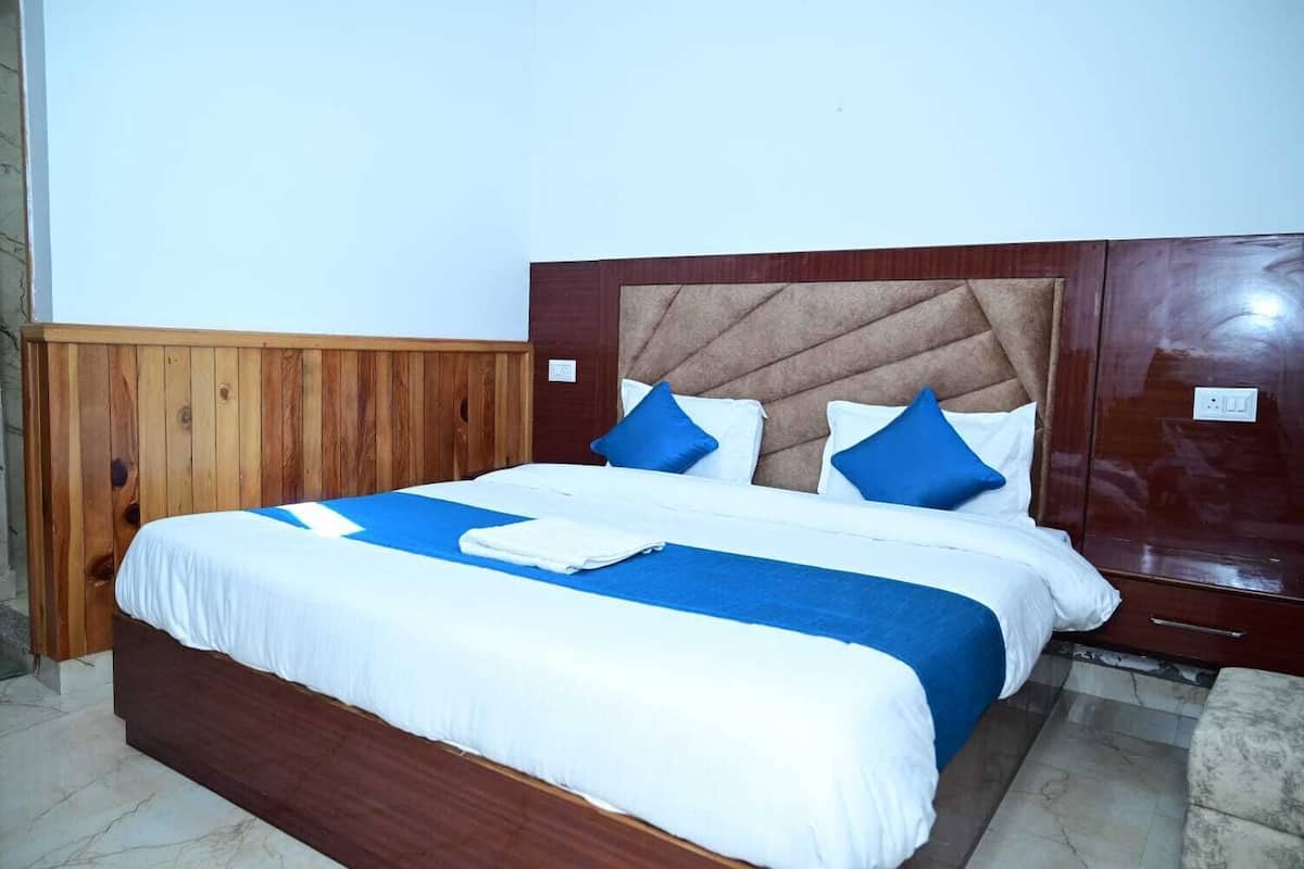 Deluxe Double Room | Bathroom | Shower, towels, soap, toilet paper