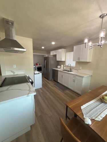 3-bedroom home close to Airport. Beutifully decorated.