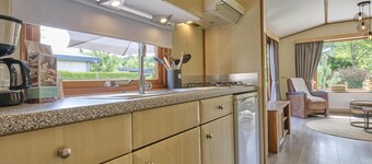 Cosy chalet with a hot tub on the Veluwe