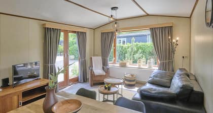 Cosy chalet with a hot tub on the Veluwe