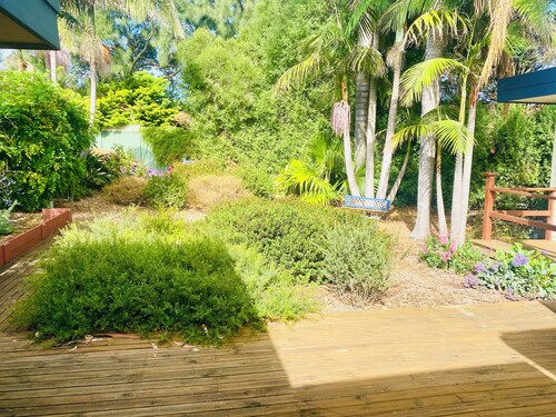 Romantic getaway, nestled amongst beautiful gardens. Wineries/golf courses/beach