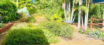 Romantic getaway, nestled amongst beautiful gardens. Wineries/golf courses/beach