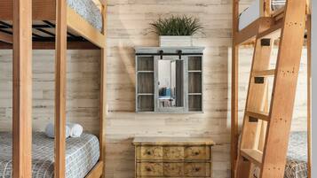 9 habitaciones, escritorio y tabla de planchar con plancha
