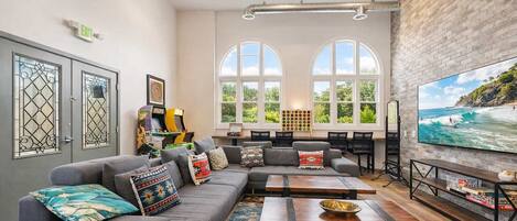 テレビ、ステレオ、書斎 / ワークスペース