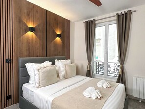 1 Schlafzimmer, Schreibtisch, Bügeleisen/Bügelbrett, Reisekinderbett