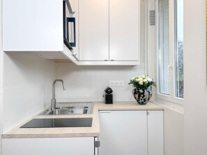 Microondas, parrilla de estufa, cafetera y tetera y tostadora 