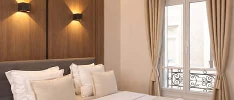 1 chambre, bureau, fer et planche à repasser, lit de bébé portatif