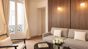 Ein modernes Wohnzimmer mit einer Couch, einem Couchtisch und einem Sessel.